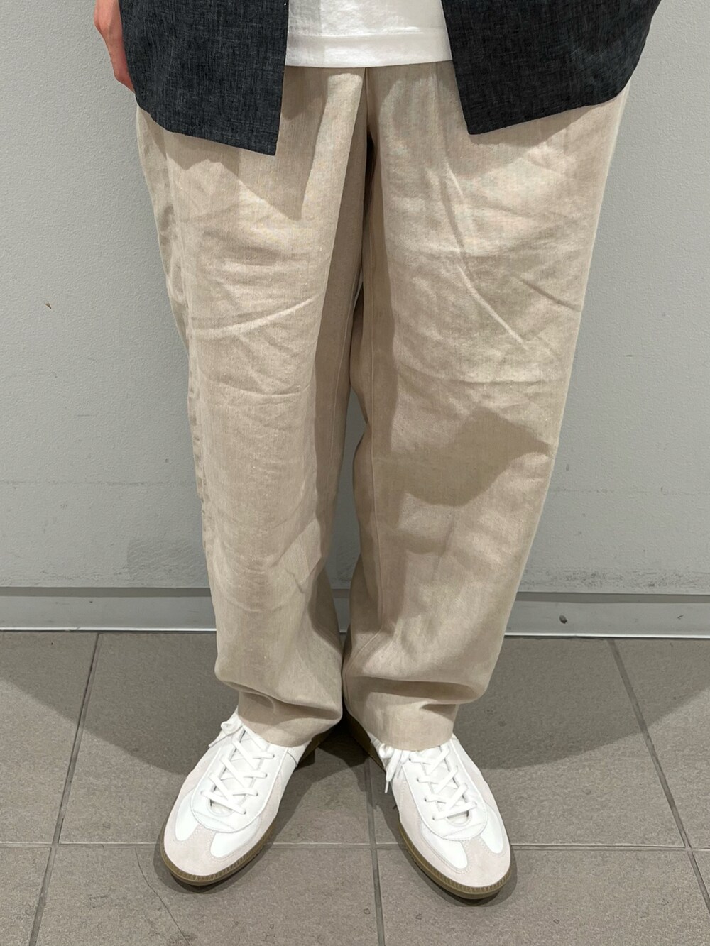 ブラック系のシャツ/ブラウス、ホワイト系のTシャツ/カットソー、ベージュ系のその他パンツを着用したメンズの春コーディネートの3枚目の写真