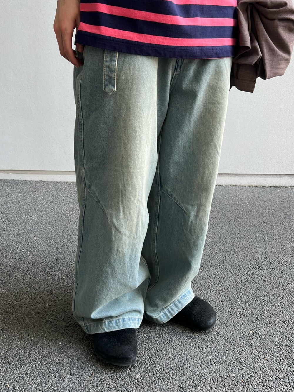 ブラウン系のその他アウター、ブルー系のTシャツ/カットソー、ブルー系のデニムパンツを着用したメンズの夏コーディネートの5枚目の写真