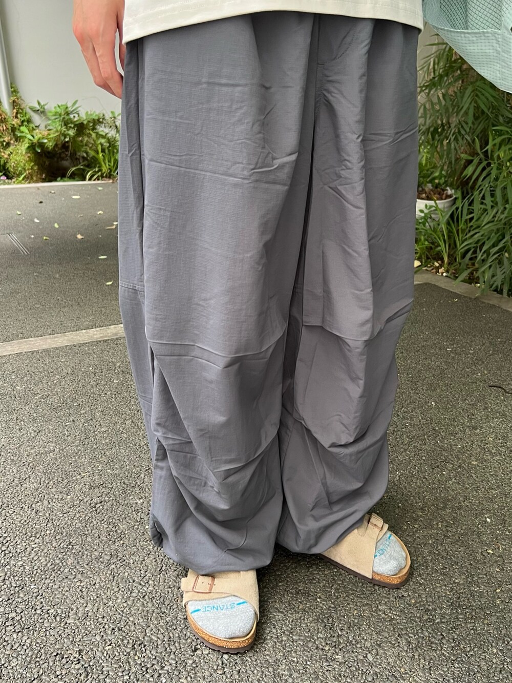 グリーン系のシャツ/ブラウス、グレー系のTシャツ/カットソー、ベージュ系のサンダルを着用したメンズの夏コーディネートの5枚目の写真