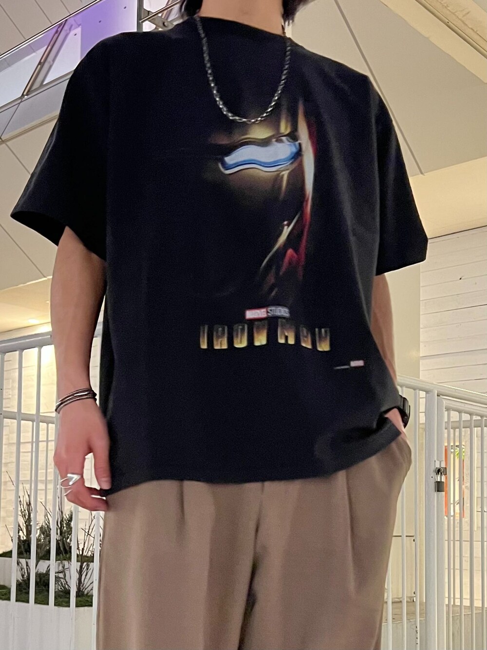 ベージュ系のスラックス、ブラック系のデニムジャケット、ブラック系のTシャツ/カットソーを着用したメンズの春コーディネートの4枚目の写真