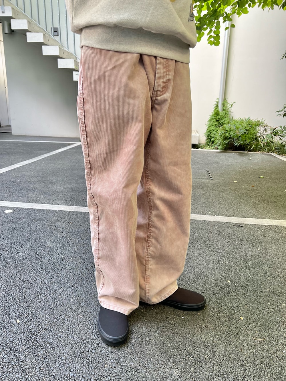 ブラック系のその他アウター、ホワイト系のスウェット、ピンク系のデニムパンツを着用したメンズの秋コーディネートの3枚目の写真