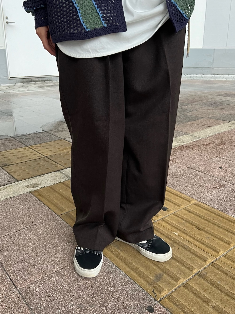 ブルー系のカーディガン/ボレロ、ホワイト系のTシャツ/カットソー、ブラウン系のスラックスを着用したメンズの秋コーディネートの3枚目の写真