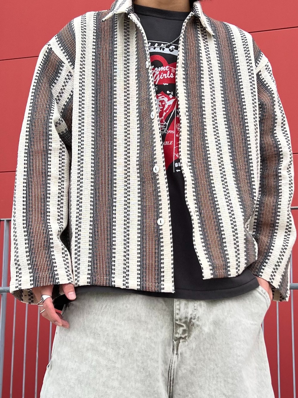 ブラウン系のその他パンツ、ブラウン系のシャツ/ブラウス、グレー系のTシャツ/カットソーを着用したメンズの春コーディネートの3枚目の写真
