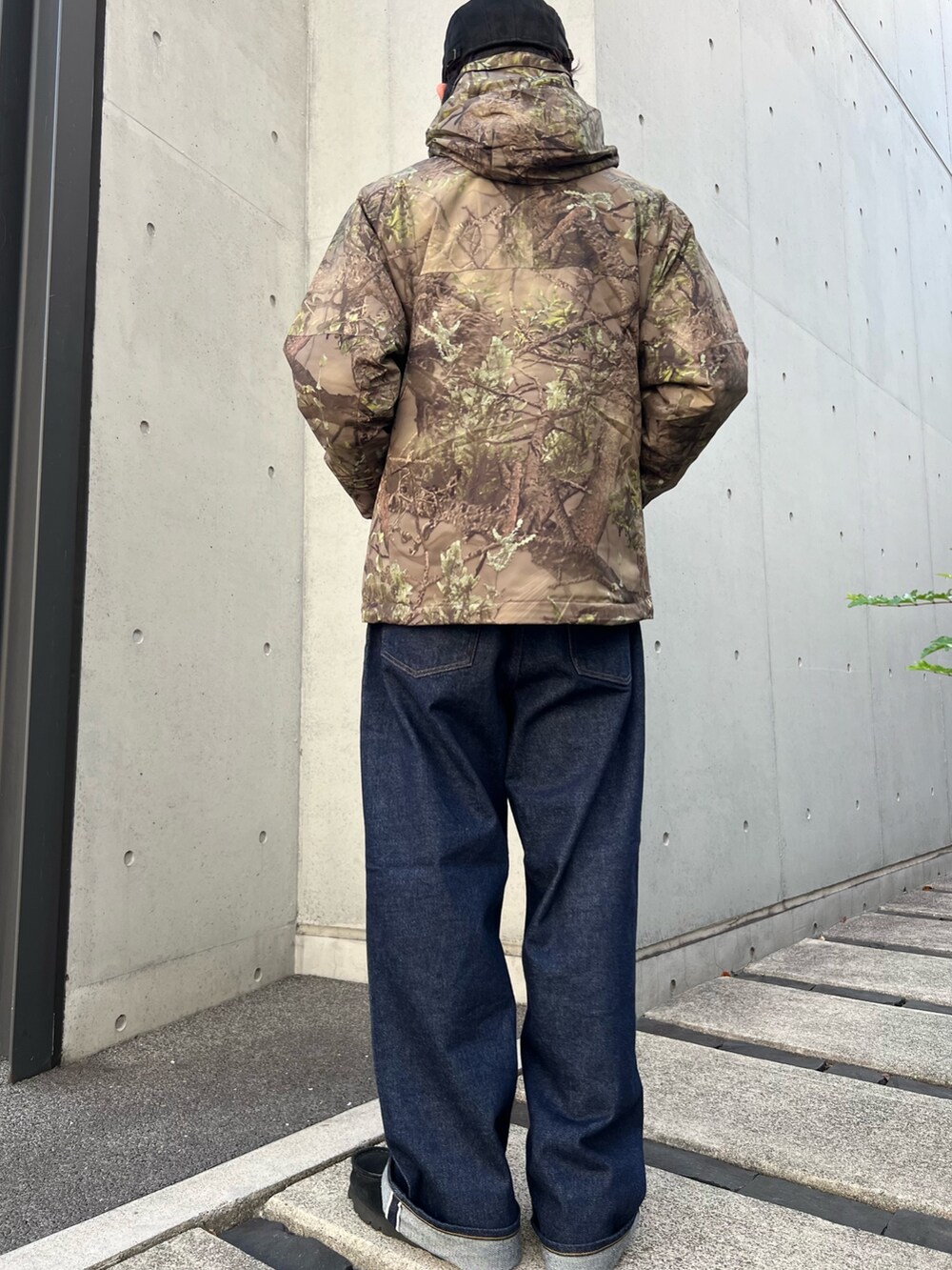 ホワイト系のスウェット、ブルー系のデニムパンツ、グリーン系のその他アウターを着用したメンズの秋コーディネートの5枚目の写真