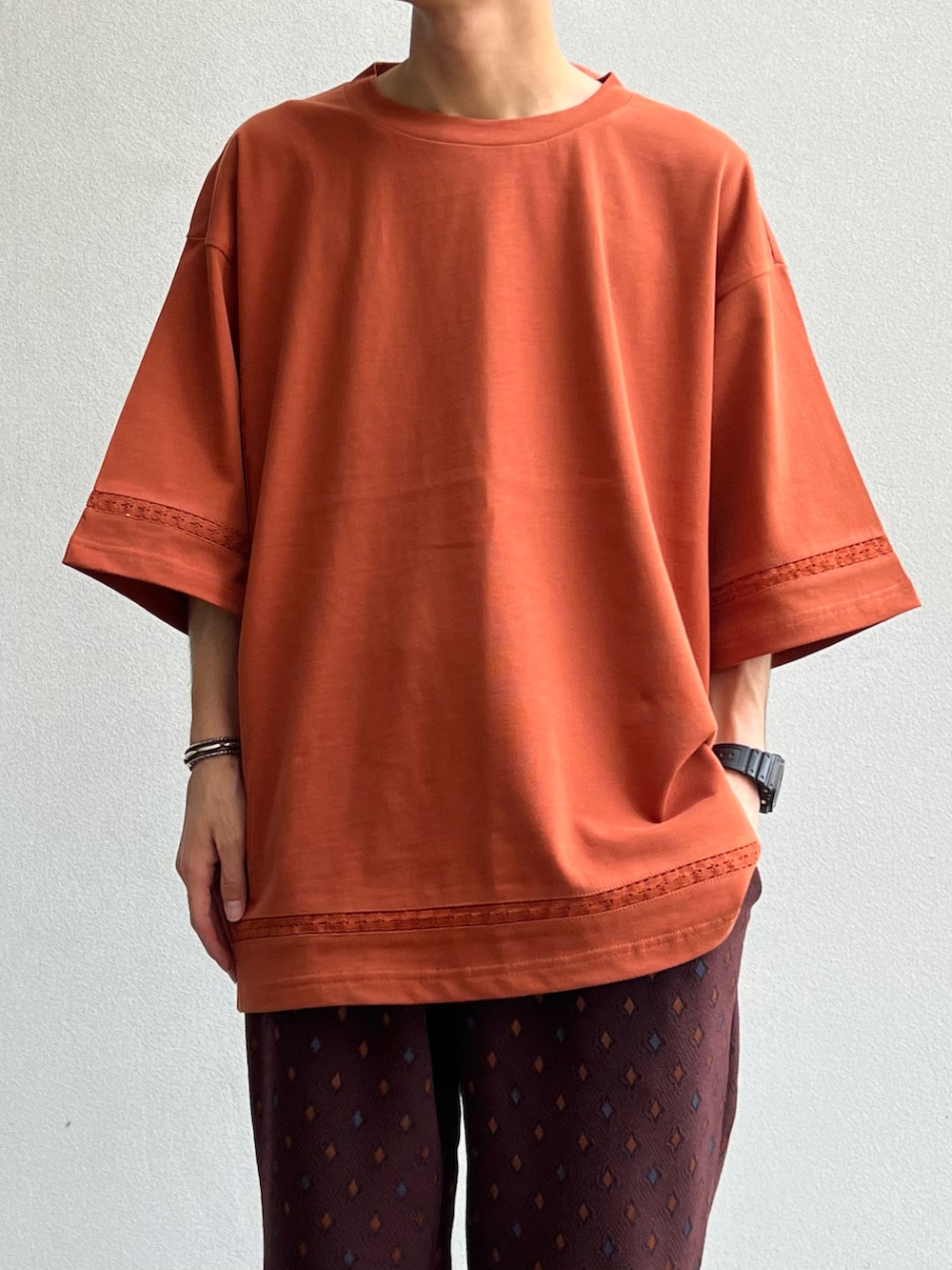 その他のTシャツ/カットソー、レッド系のその他パンツ、ベージュ系のその他シューズを着用したメンズの夏コーディネートの2枚目の写真