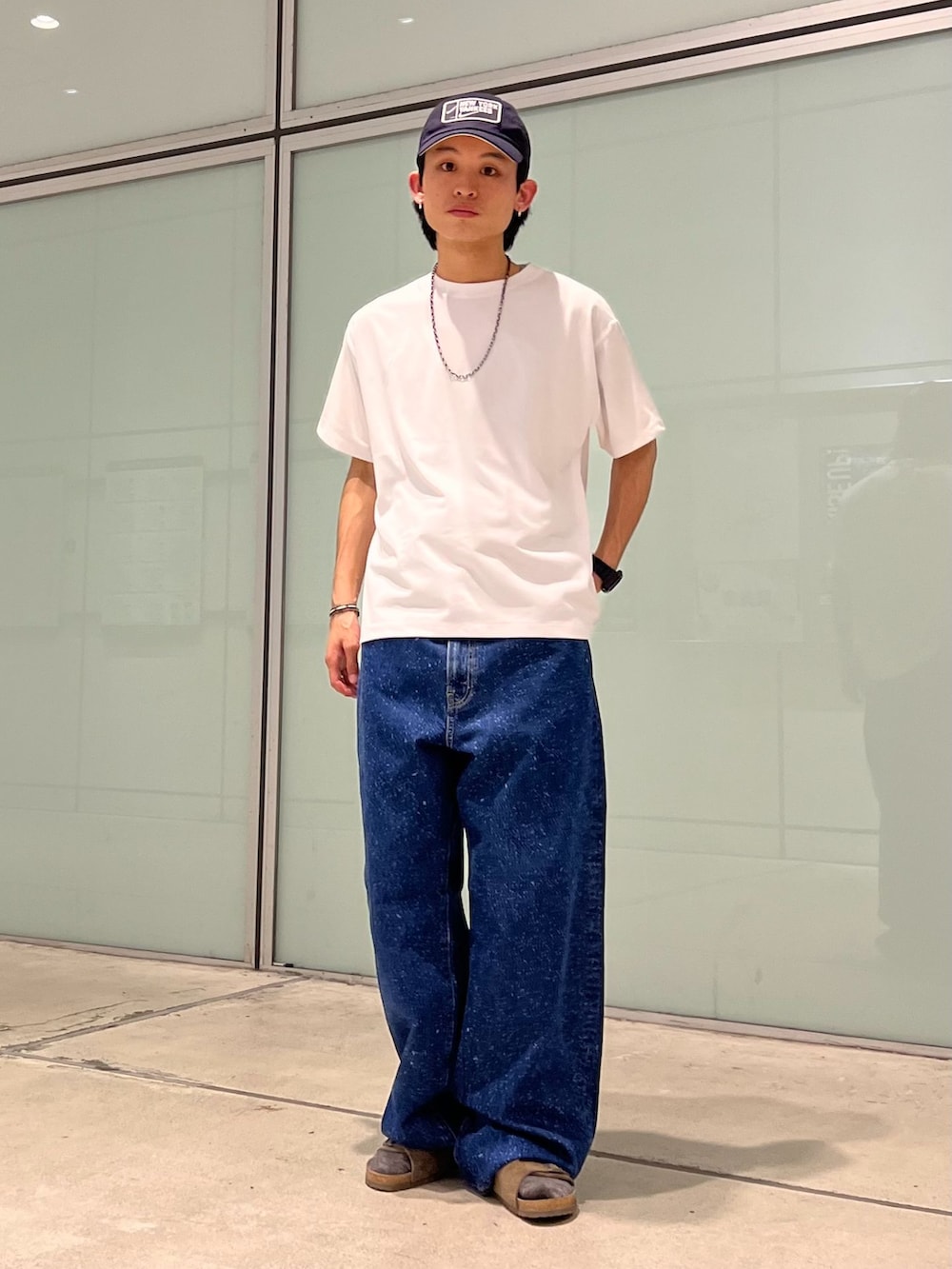ブルー系のデニムパンツ、レッド系のシャツ/ブラウス、ホワイト系のTシャツ/カットソーを着用したメンズの夏コーディネートの2枚目の写真