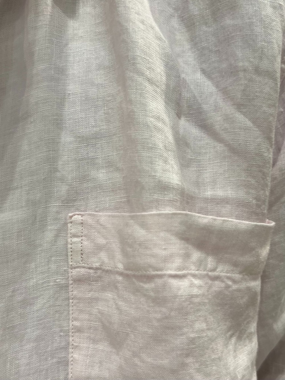 ブルー系のデニムパンツ、レッド系のシャツ/ブラウス、ホワイト系のTシャツ/カットソーを着用したメンズの夏コーディネートの6枚目の写真