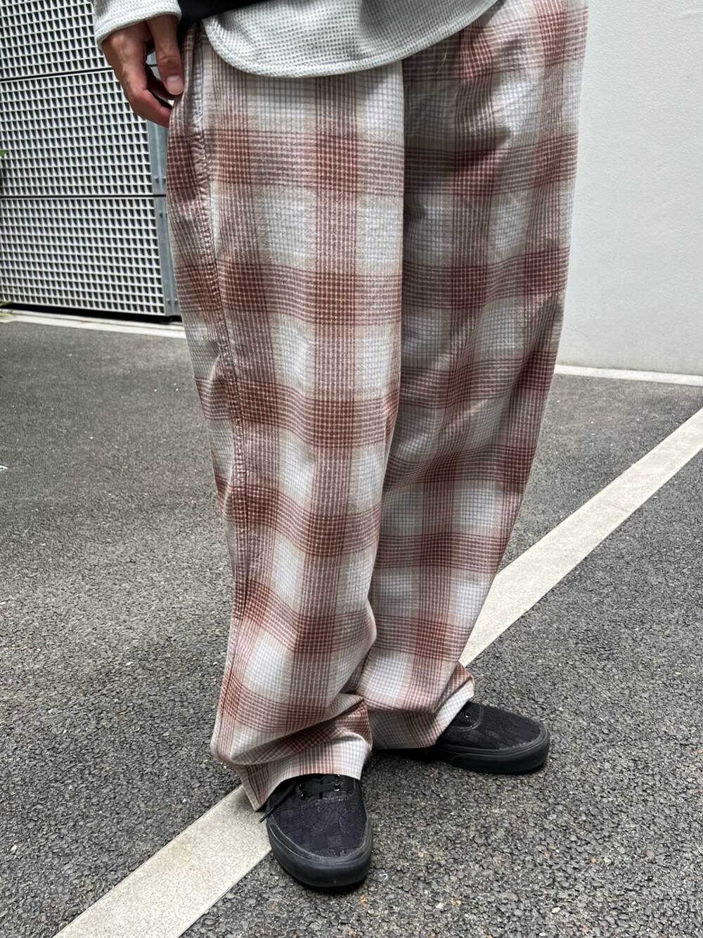 ブラック系のTシャツ/カットソー、ブラウン系のその他パンツ、ホワイト系のハットを着用したメンズの夏コーディネートの3枚目の写真