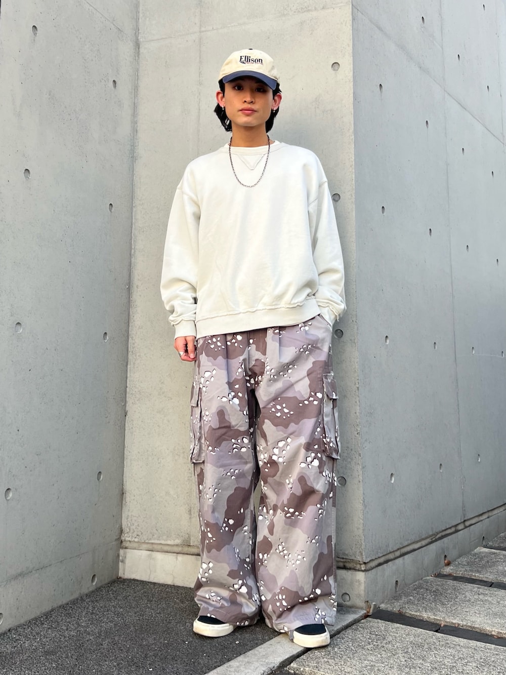 グリーン系のミリタリージャケット、グレー系のスウェット、グレー系のカーゴパンツを着用したメンズの冬コーディネートの2枚目の写真