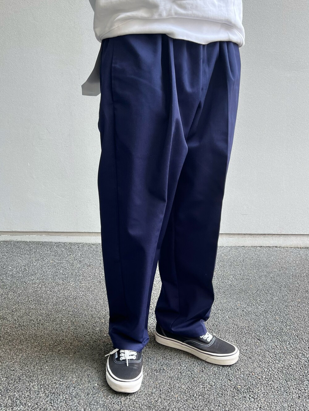 ホワイト系のTシャツ/カットソー、ブルー系のその他パンツ、その他のその他を着用したメンズの秋コーディネートの3枚目の写真