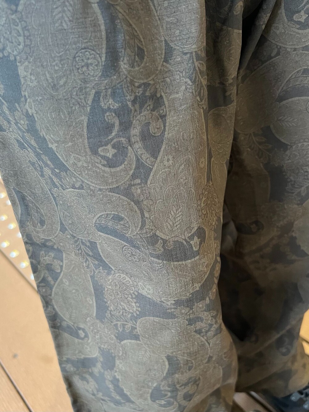 ブラウン系のスラックス、グリーン系のシャツ/ブラウス、ホワイト系のTシャツ/カットソーを着用したメンズの夏コーディネートの7枚目の写真