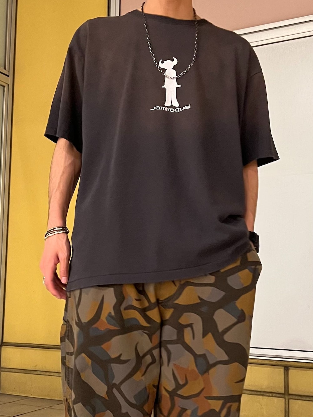 グリーン系のその他パンツ、ブラック系のTシャツ/カットソー、グレー系のサンダルを着用したメンズの夏コーディネートの2枚目の写真
