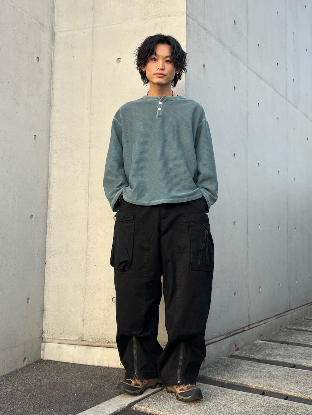 ブルー系のシャツ/ブラウス、グリーン系のTシャツ/カットソー、ブラック系のカーゴパンツを着用したメンズの冬コーディネートの2枚目の写真