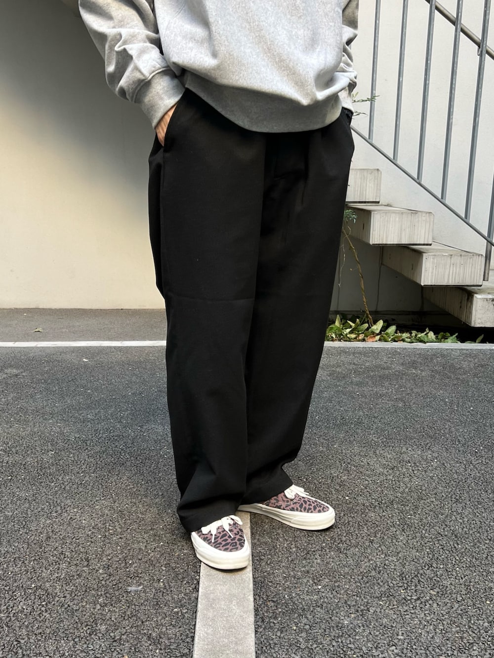 ベージュ系のダウンジャケット/コート、グレー系のスウェット、ブラック系のスラックスを着用したメンズの秋コーディネートの6枚目の写真