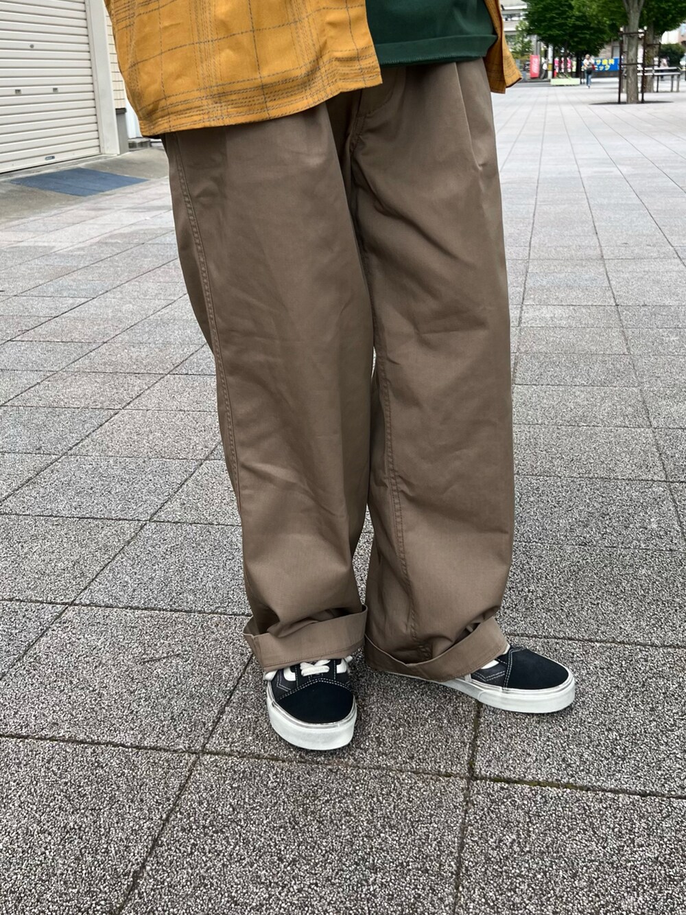 オレンジ系のシャツ/ブラウス、イエロー系のスラックス、ブラック系のその他シューズを着用したメンズの夏コーディネートの3枚目の写真