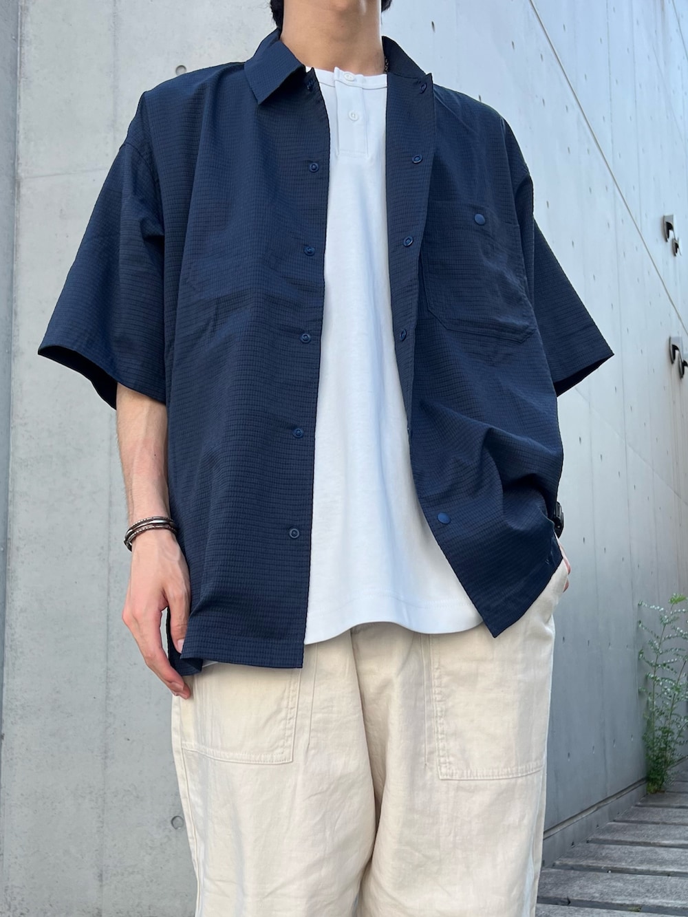 ブルー系のシャツ/ブラウス、グレー系のTシャツ/カットソー、ブラック系のサンダルを着用したメンズの夏コーディネートの3枚目の写真