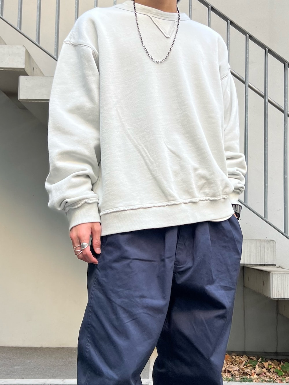 グリーン系のシャツ/ブラウス、グレー系のスウェット、ブルー系のチノパンツを着用したメンズの冬コーディネートの4枚目の写真