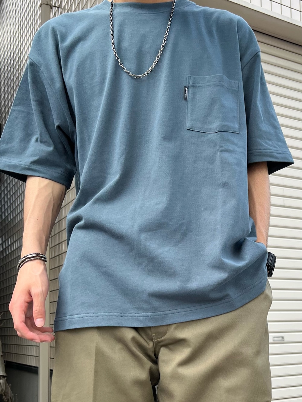 ブルー系のTシャツ/カットソー、イエロー系のその他パンツ、ブルー系のキャップを着用したメンズの夏コーディネートの3枚目の写真
