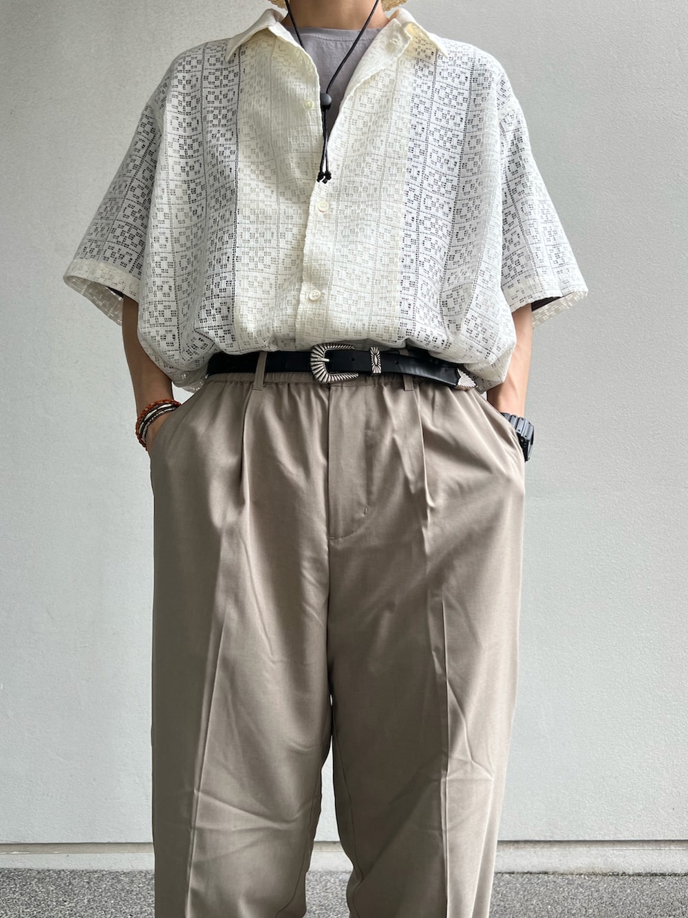 ホワイト系のシャツ/ブラウス、グレー系のTシャツ/カットソー、ベージュ系のスラックスを着用したメンズの夏コーディネートの2枚目の写真