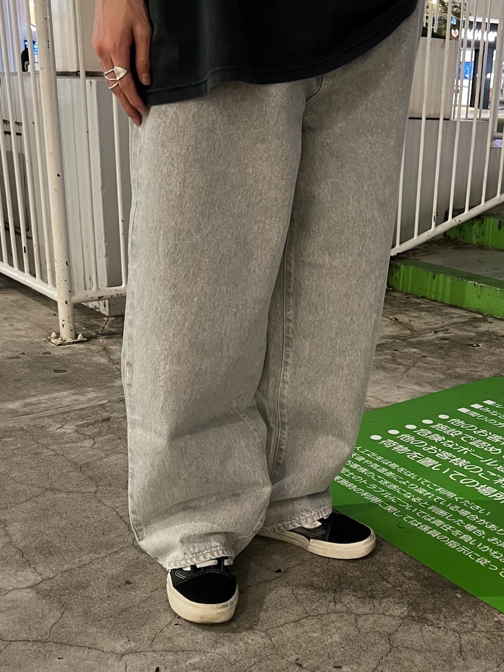 グレー系のマウンテンパーカー、ブルー系のシャツ/ブラウス、ブラック系のTシャツ/カットソーを着用したメンズの春コーディネートの7枚目の写真