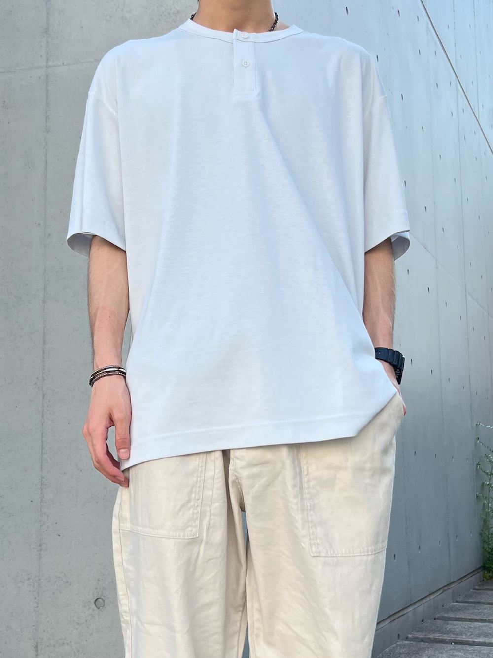 ブルー系のシャツ/ブラウス、グレー系のTシャツ/カットソー、ブラック系のサンダルを着用したメンズの夏コーディネートの4枚目の写真