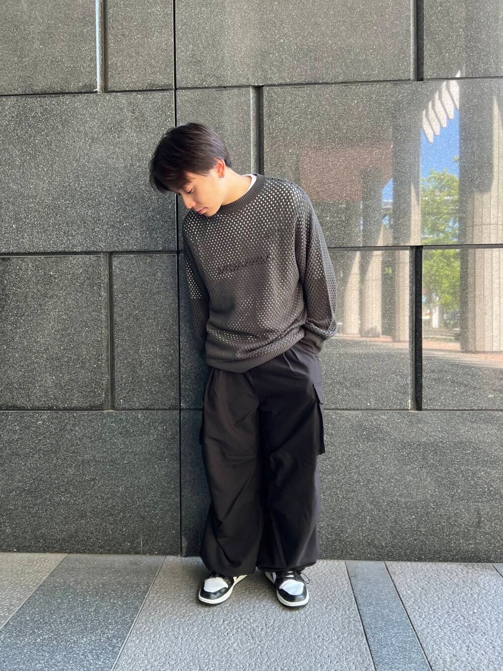 ホワイト系のTシャツ/カットソー、ブラック系のカーゴパンツ、グレー系のニット/セーターを着用したメンズの秋コーディネートの2枚目の写真