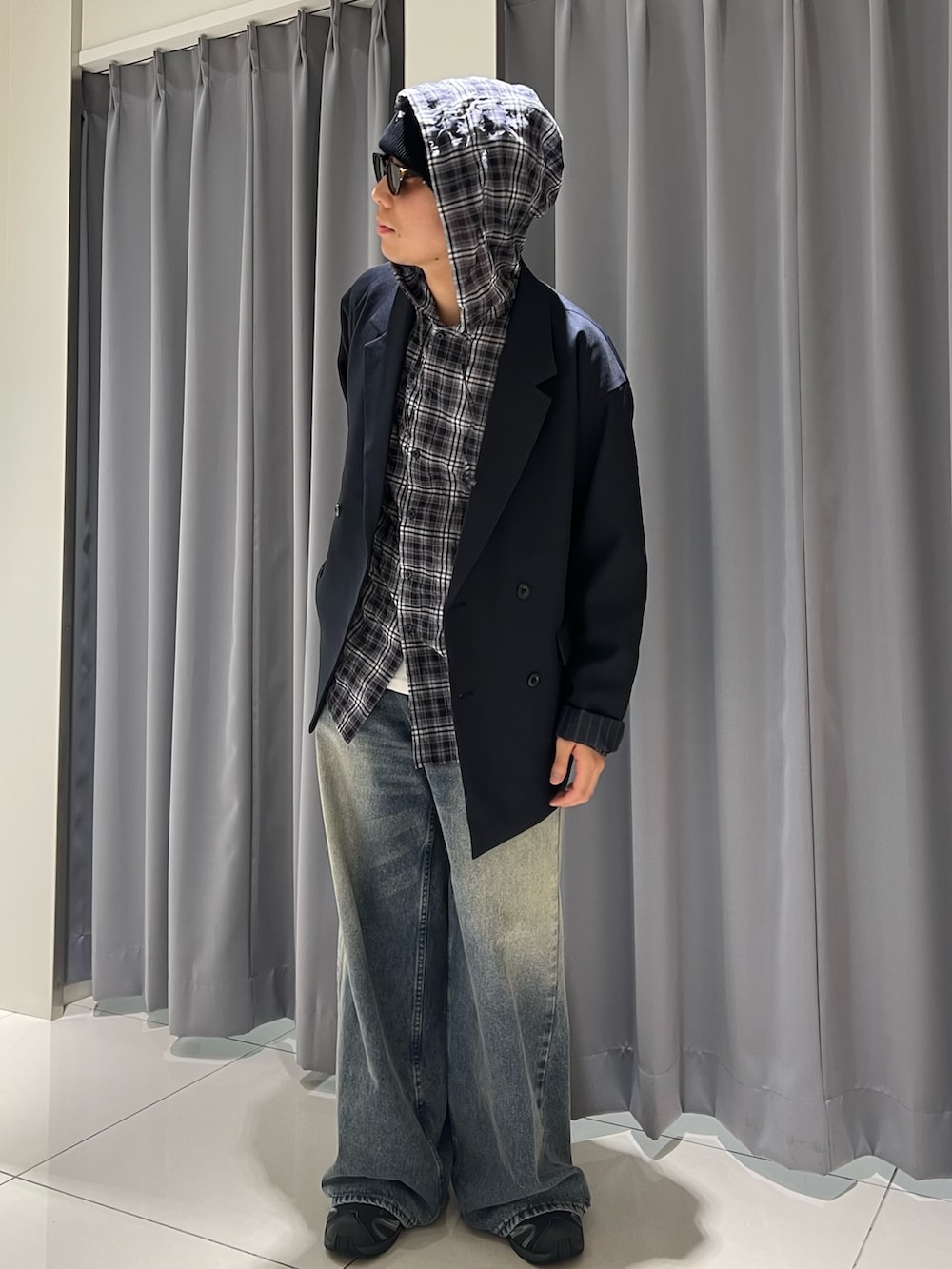 ブルー系のデニムパンツ、ブルー系のシャツ/ブラウス、ブルー系のその他アウターを着用したメンズの秋コーディネートの3枚目の写真