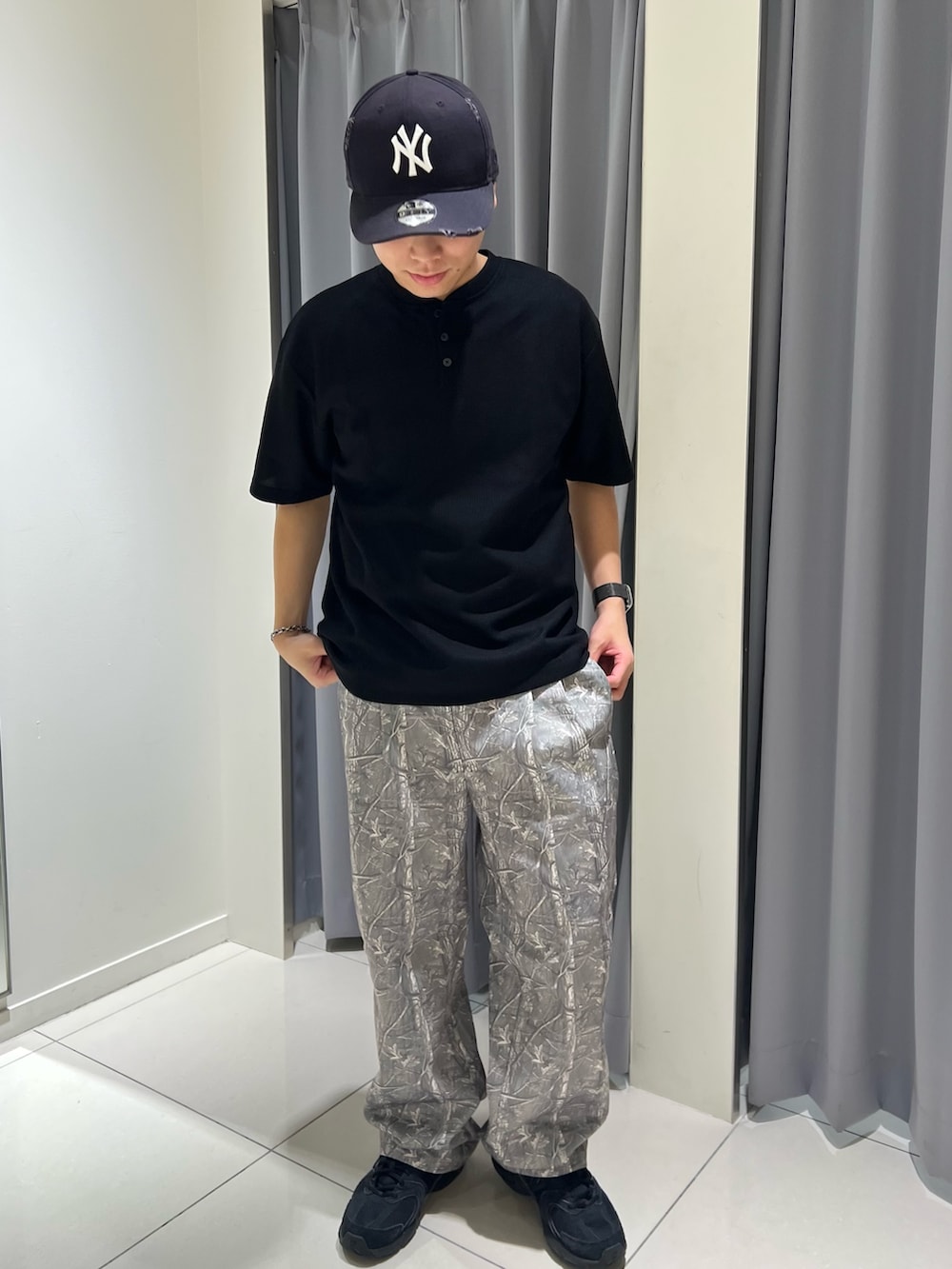 グレー系のその他パンツ、ブラック系のTシャツ/カットソーを着用したメンズの夏コーディネートの2枚目の写真
