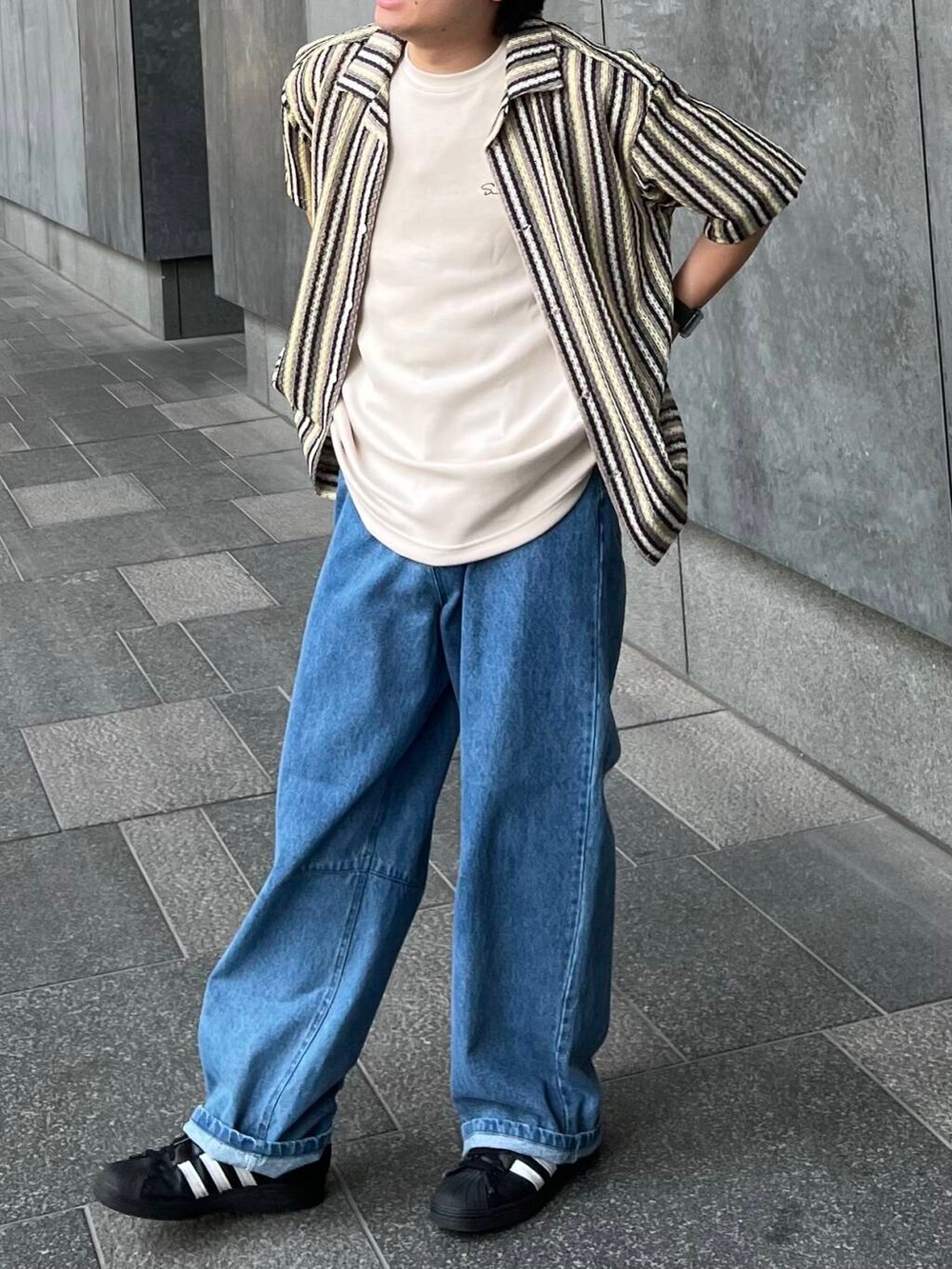 ベージュ系のTシャツ/カットソー、その他のシャツ/ブラウス、ブルー系のデニムパンツを着用したメンズの夏コーディネートの4枚目の写真