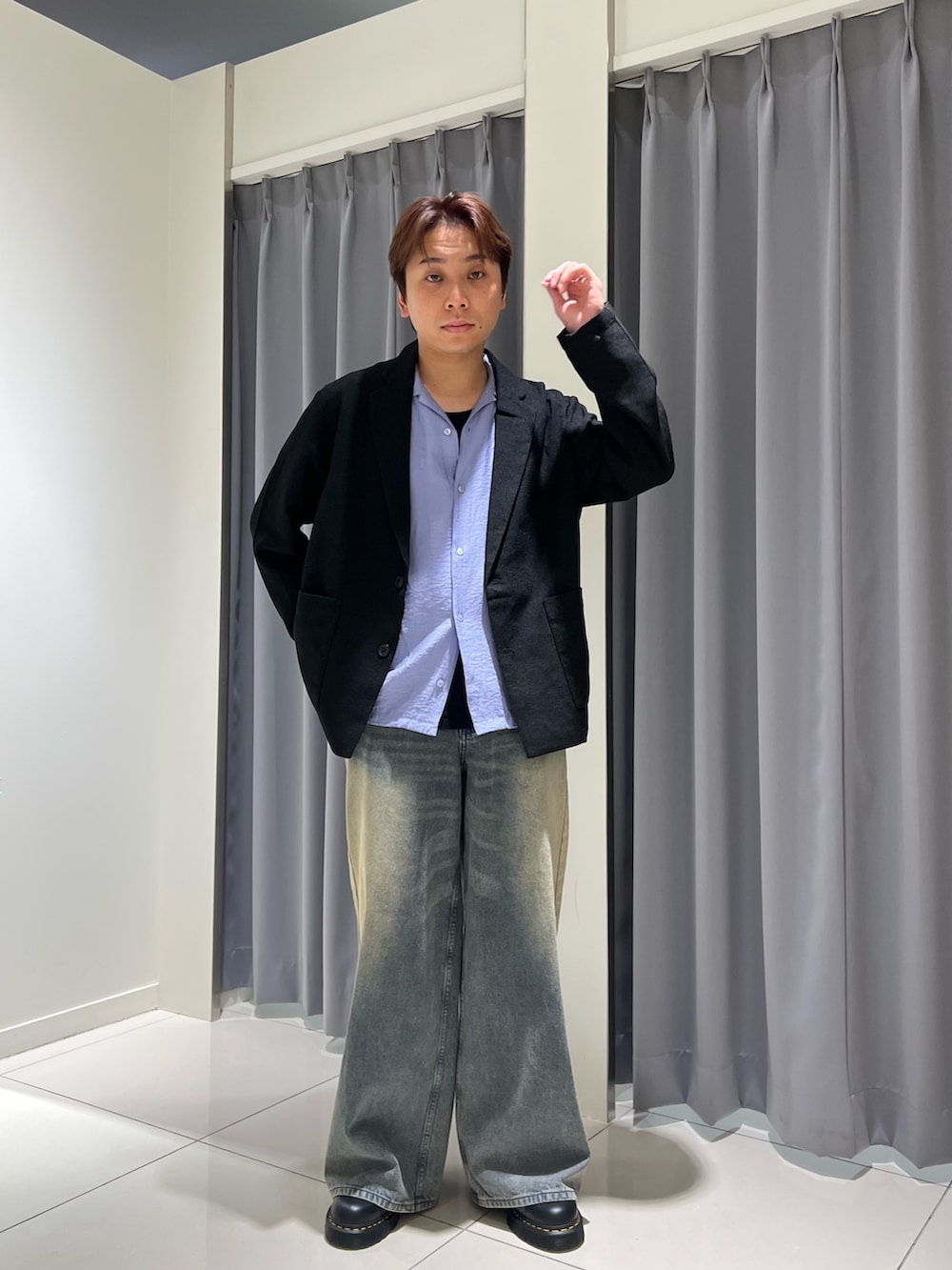ブラック系のその他アウター、ブルー系のシャツ/ブラウス、ブルー系のデニムパンツを着用したメンズの秋コーディネートの3枚目の写真