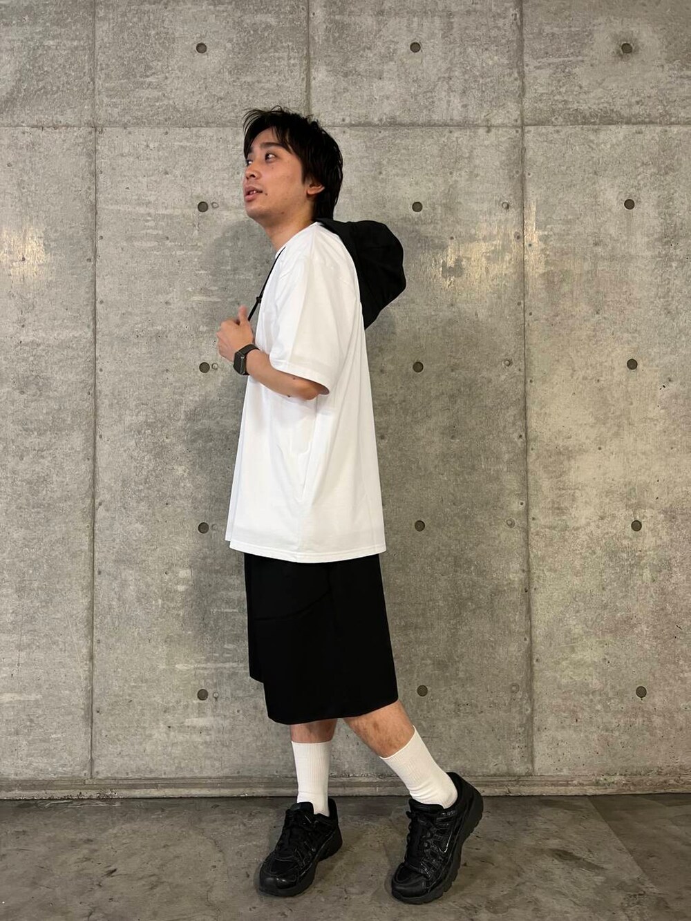 ベージュ系のその他パンツ、ホワイト系のTシャツ/カットソー、グレー系のハットを着用したメンズの夏コーディネートの2枚目の写真