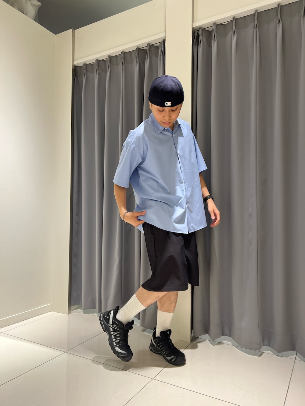 ブルー系のシャツ/ブラウス、グレー系のその他パンツを着用したメンズの夏コーディネートの3枚目の写真