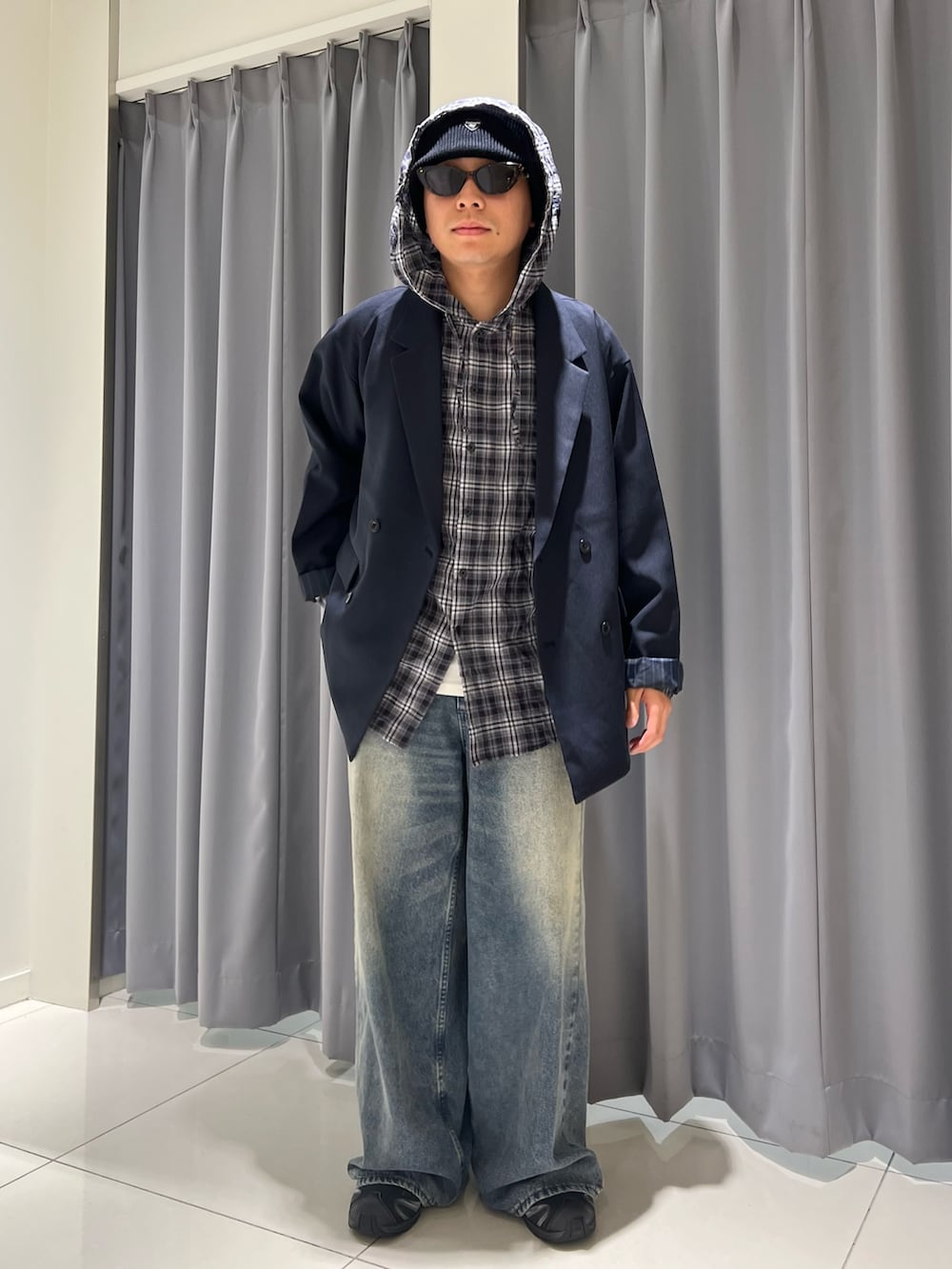 ブルー系のデニムパンツ、ブルー系のシャツ/ブラウス、ブルー系のその他アウターを着用したメンズの秋コーディネートの2枚目の写真