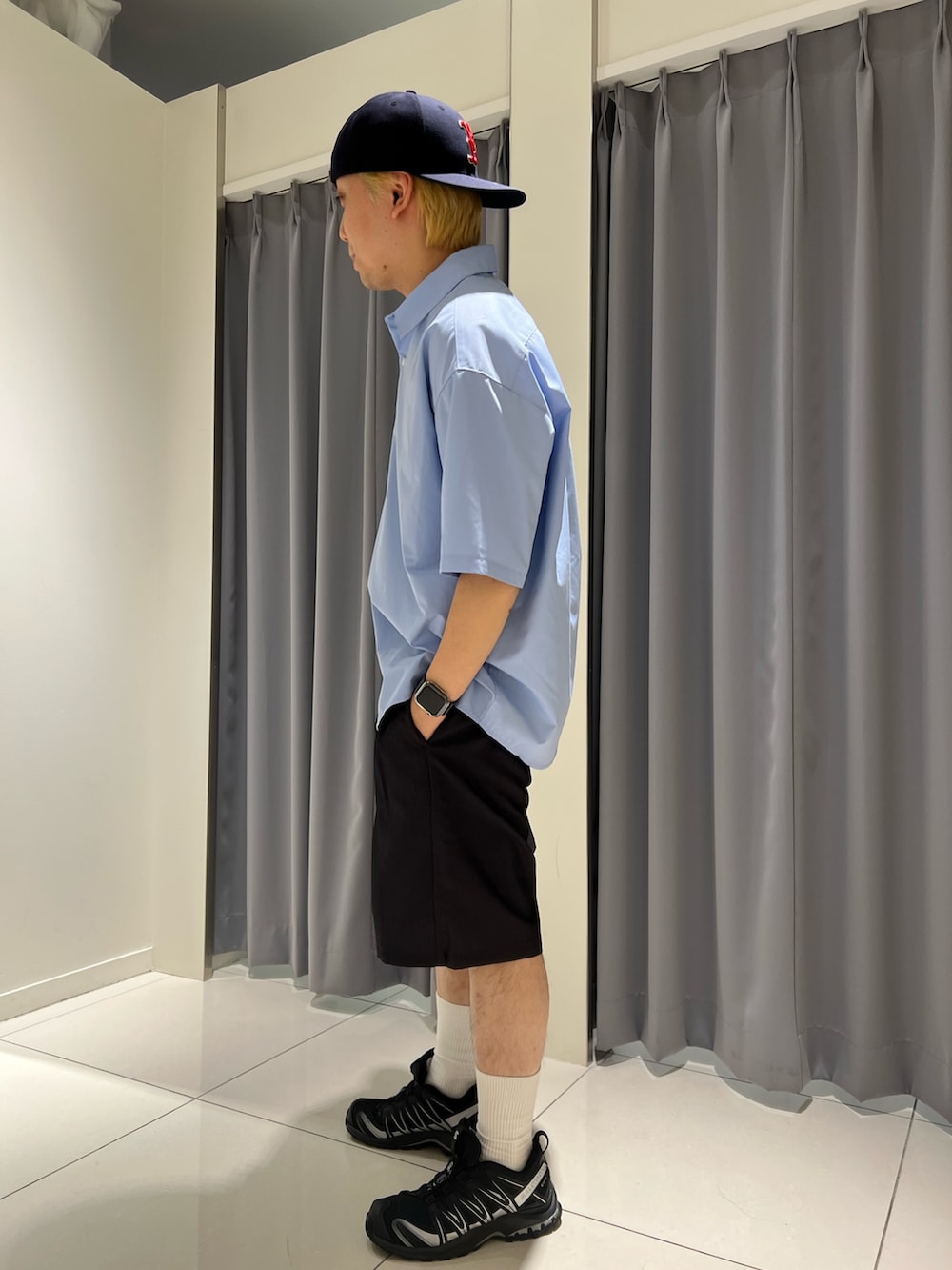 ブルー系のシャツ/ブラウス、グレー系のその他パンツを着用したメンズの夏コーディネートの2枚目の写真
