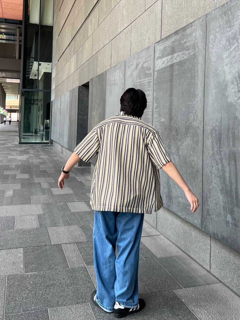 ベージュ系のTシャツ/カットソー、その他のシャツ/ブラウス、ブルー系のデニムパンツを着用したメンズの夏コーディネートの3枚目の写真