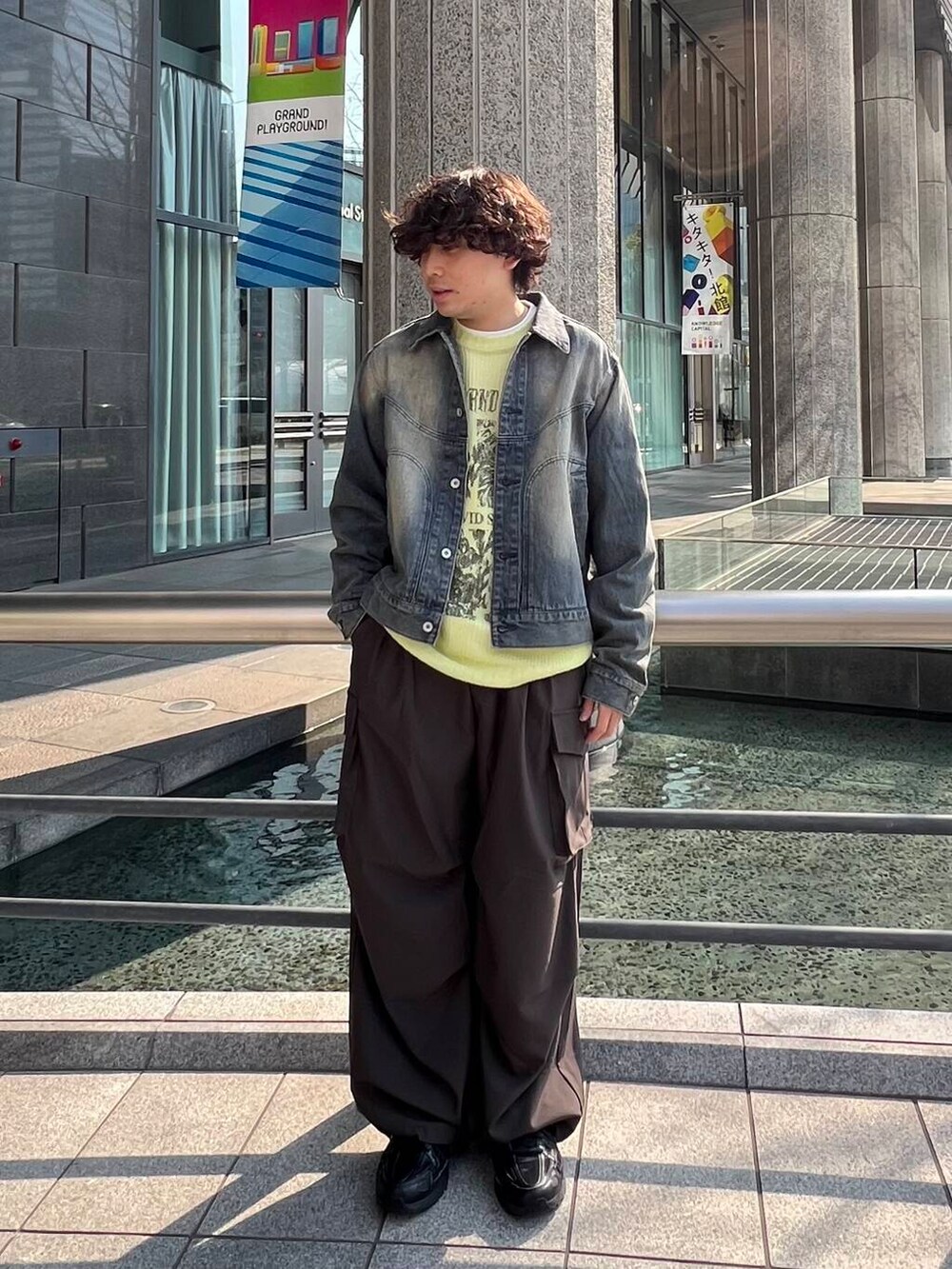 ブラウン系のその他パンツ、ホワイト系のTシャツ/カットソー、ブルー系のデニムジャケットを着用したメンズの冬コーディネートの2枚目の写真