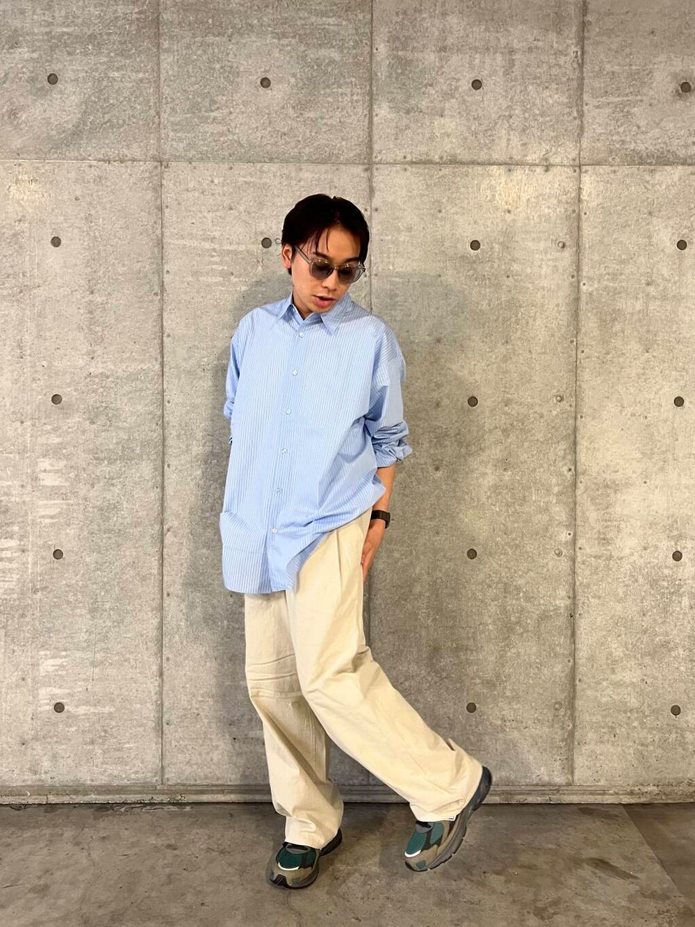 ベージュ系のその他パンツ、ブルー系のシャツ/ブラウス、グレー系のメガネを着用したメンズの夏コーディネートの2枚目の写真