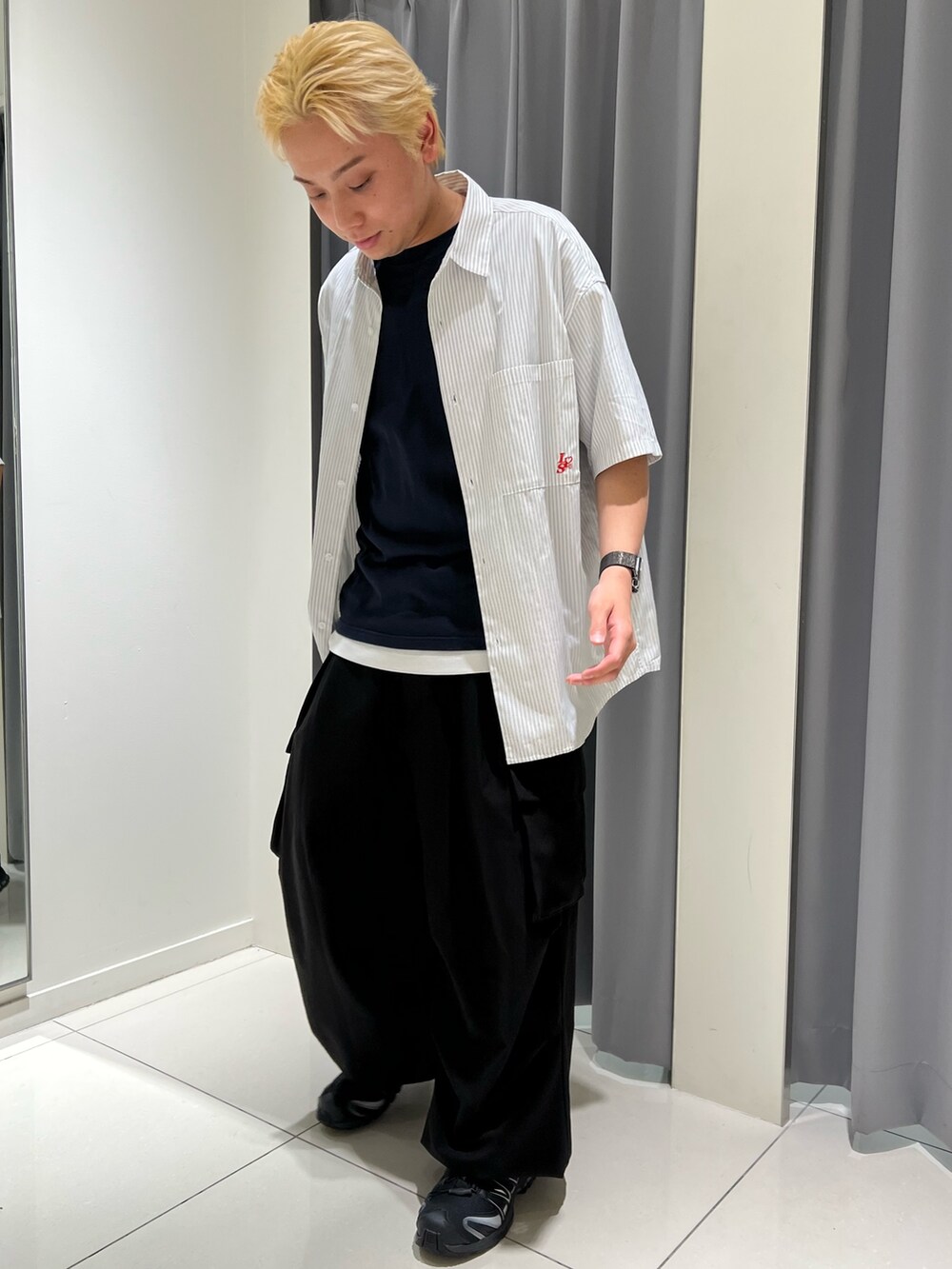 ホワイト系のシャツ/ブラウス、ホワイト系のタンクトップ、ブラック系のその他パンツを着用したメンズの夏コーディネートの2枚目の写真