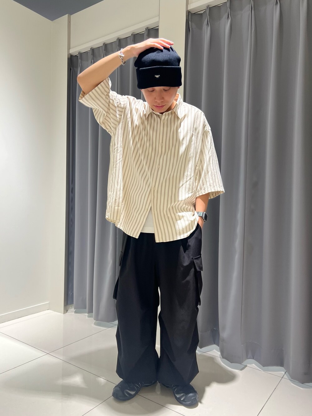 ホワイト系のシャツ/ブラウス、ブラック系のその他パンツ、ブラック系のニットキャップ/ビーニーを着用したメンズの秋コーディネートの3枚目の写真