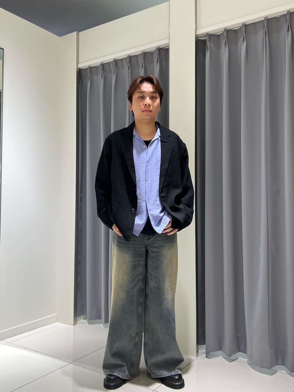 ブラック系のその他アウター、ブルー系のシャツ/ブラウス、ブルー系のデニムパンツを着用したメンズの秋コーディネートの4枚目の写真