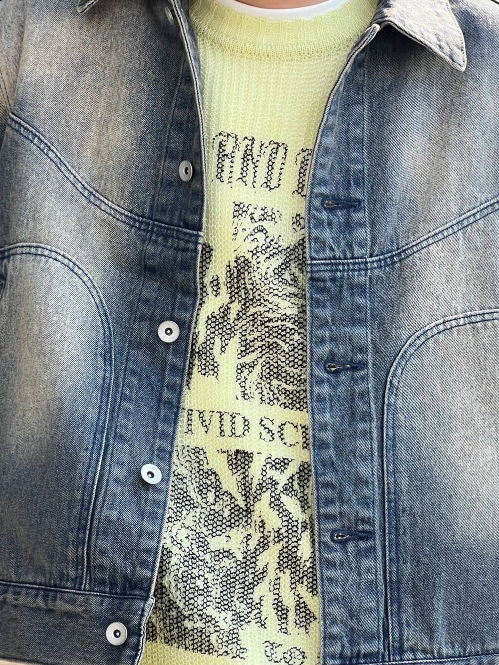 ブラウン系のその他パンツ、ホワイト系のTシャツ/カットソー、ブルー系のデニムジャケットを着用したメンズの冬コーディネートの4枚目の写真