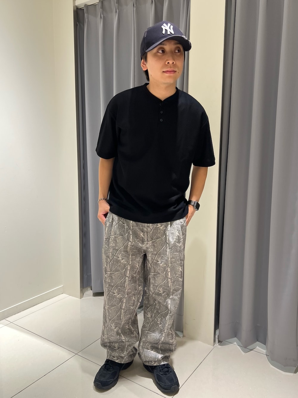 グレー系のその他パンツ、ブラック系のTシャツ/カットソーを着用したメンズの夏コーディネートの3枚目の写真