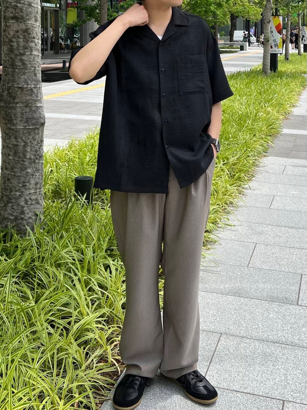 ホワイト系のタンクトップ、グレー系のシャツ/ブラウス、ブラック系のその他パンツを着用したメンズの夏コーディネートの2枚目の写真