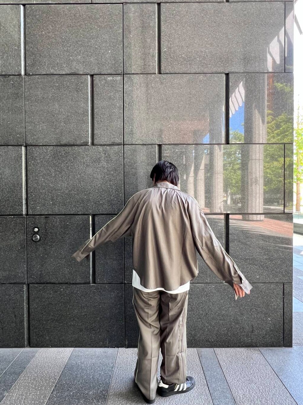 ホワイト系のTシャツ/カットソー、グリーン系のシャツ/ブラウス、グリーン系のその他パンツを着用したメンズの夏コーディネートの2枚目の写真