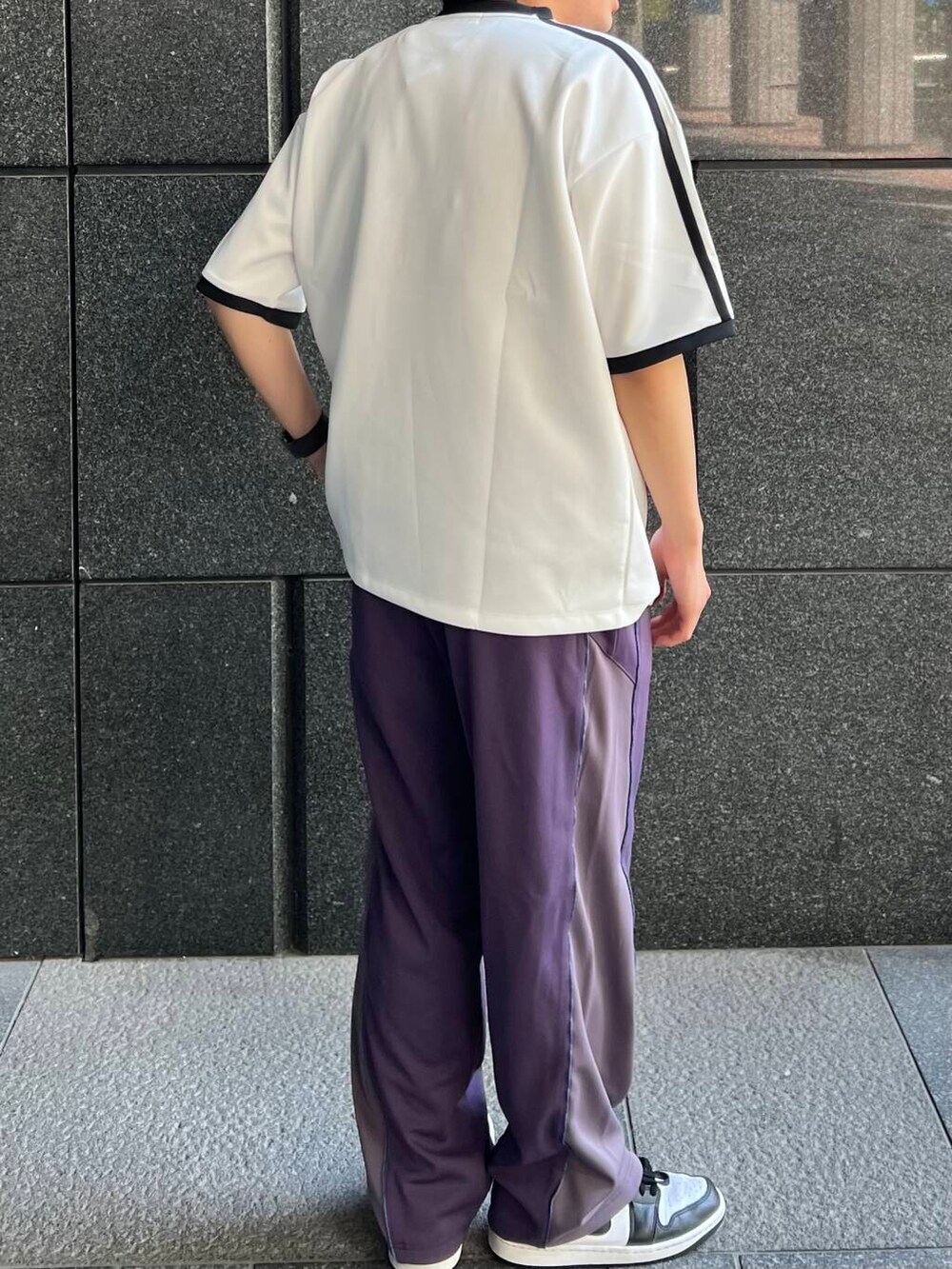 ホワイト系のTシャツ/カットソーを着用したメンズの夏コーディネートの2枚目の写真