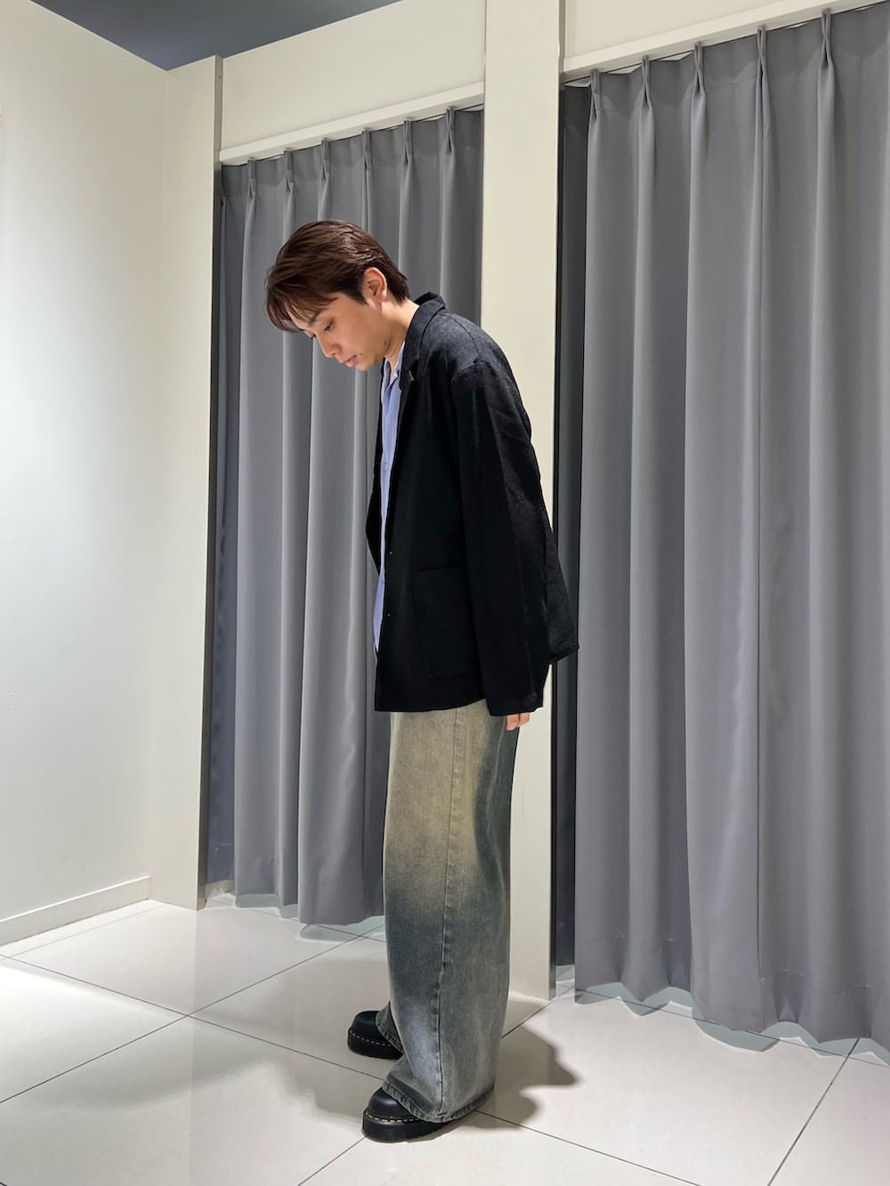 ブラック系のその他アウター、ブルー系のシャツ/ブラウス、ブルー系のデニムパンツを着用したメンズの秋コーディネートの2枚目の写真