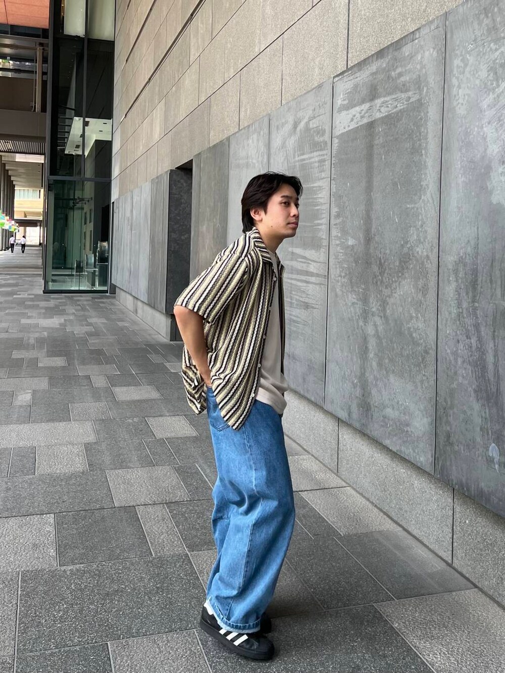 ベージュ系のTシャツ/カットソー、その他のシャツ/ブラウス、ブルー系のデニムパンツを着用したメンズの夏コーディネートの2枚目の写真