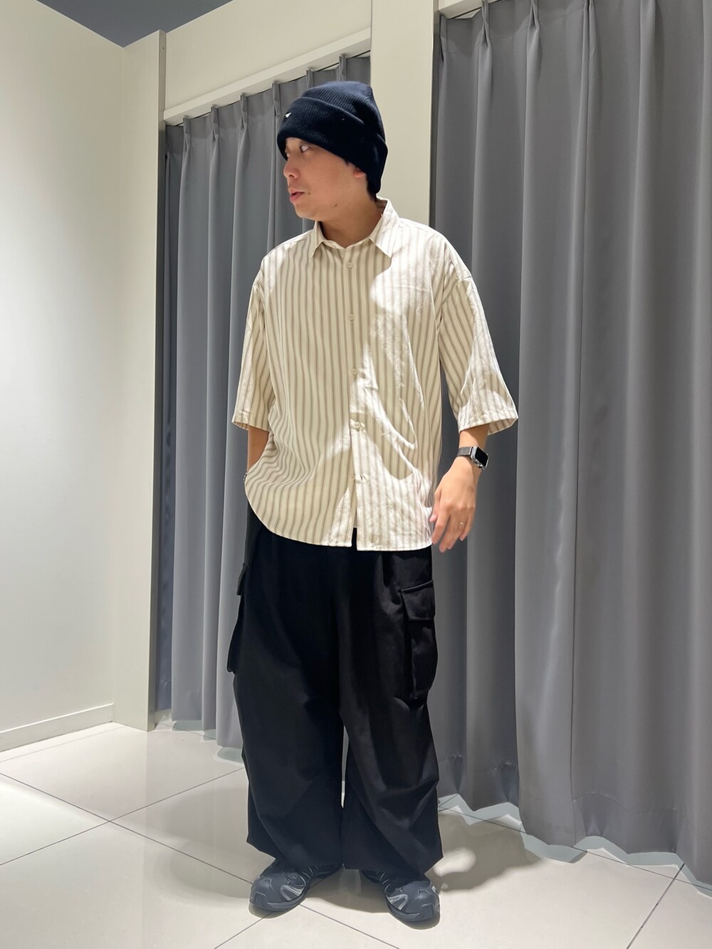 ホワイト系のシャツ/ブラウス、ブラック系のその他パンツ、ブラック系のニットキャップ/ビーニーを着用したメンズの秋コーディネートの2枚目の写真