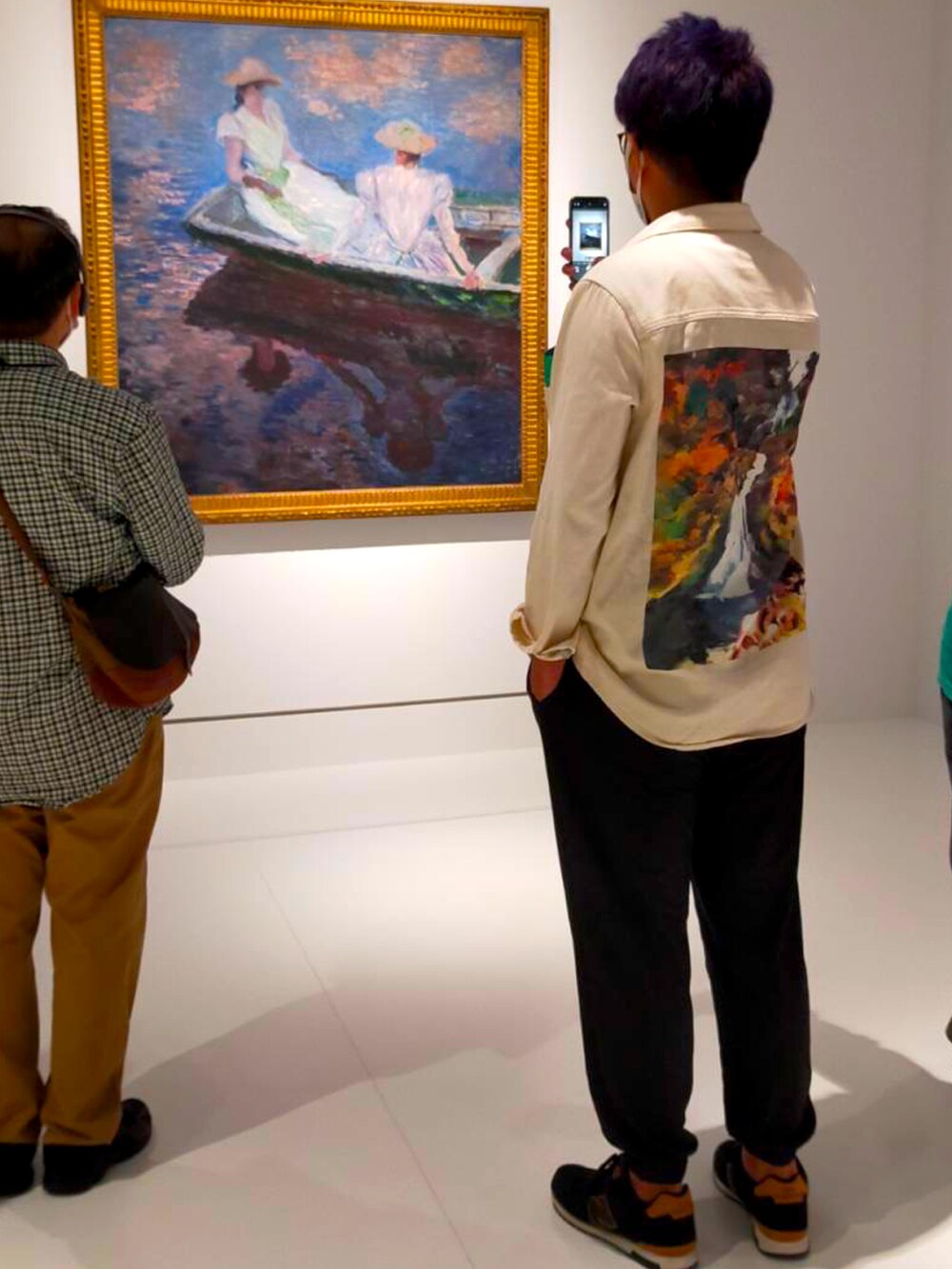 ブラック系のスニーカー、ホワイト系のジャケット/アウター、ブラック系のパンツを着用したメンズの夏コーディネートの2枚目の写真