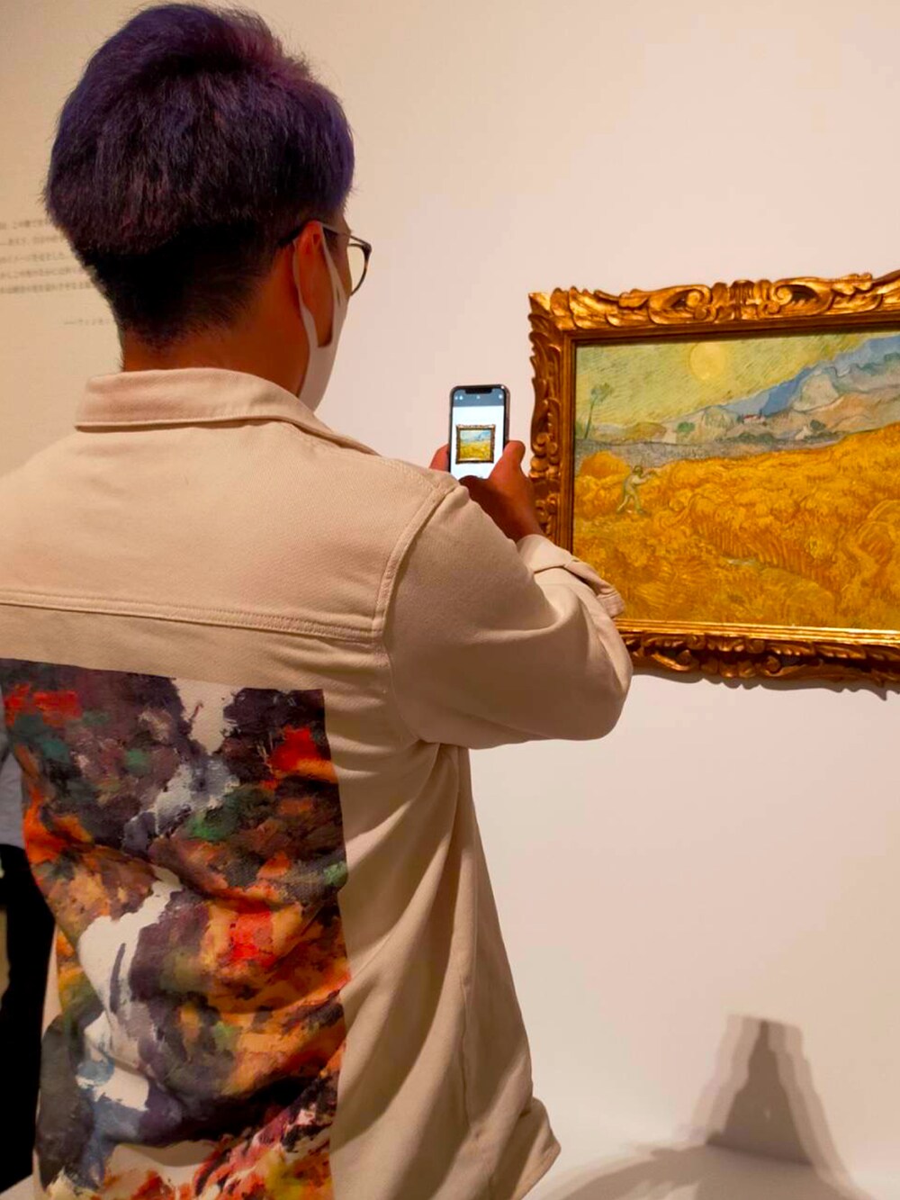 ブラック系のスニーカー、ホワイト系のジャケット/アウター、ブラック系のパンツを着用したメンズの夏コーディネートの3枚目の写真